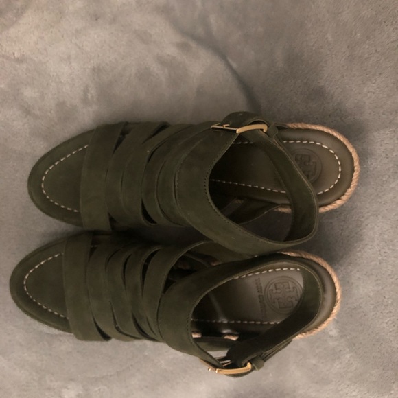 7 1/2 Tory Burch Banana Leaf Bailey Multi-Strap Wedges - Picture 4 of 6